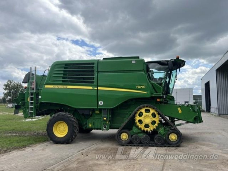 John Deere T670 - Kombájn: 2 kép. John Deere T670 - Kombájn: 2 kép.