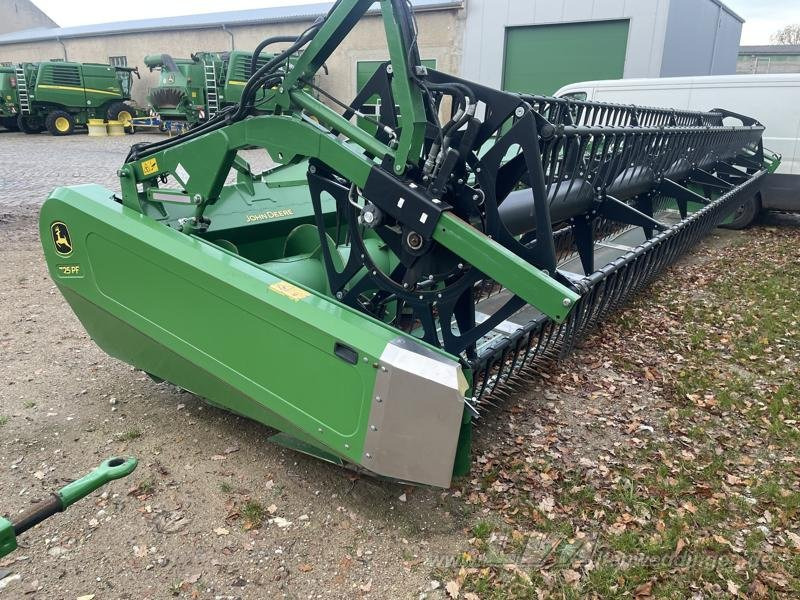 John Deere T670 i - Kombájn: 2 kép. John Deere T670 i - Kombájn: 2 kép.
