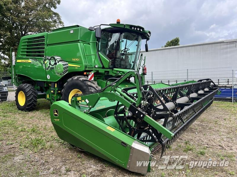 John Deere T670 i - Kombájn: 2 kép. John Deere T670 i - Kombájn: 2 kép.