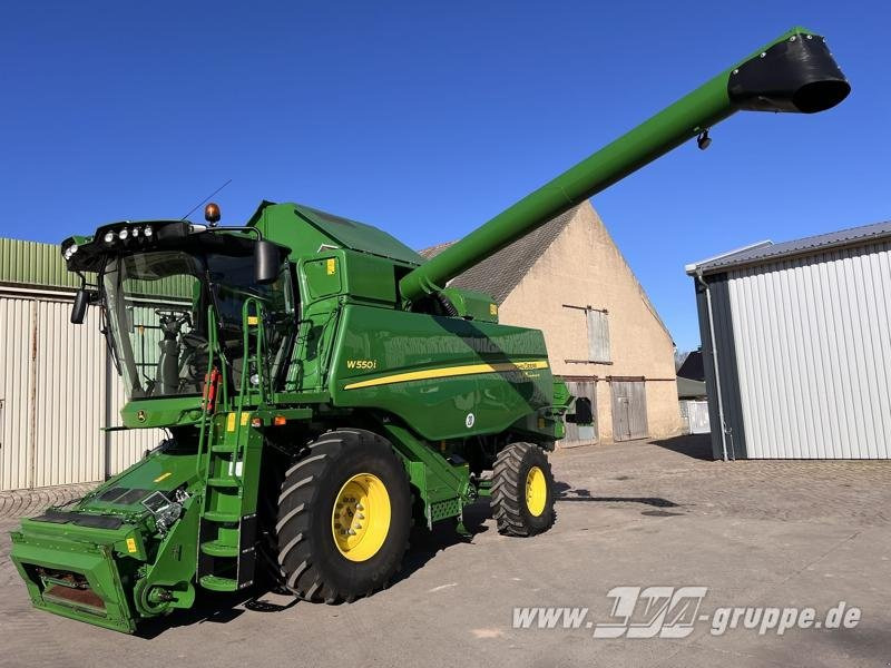 John Deere W550 - Kombájn: 1 kép. John Deere W550 - Kombájn: 1 kép.