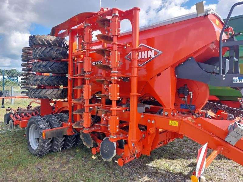 Kuhn Espro 6000R - Szemenkénti vetőgép: 1 kép. Kuhn Espro 6000R - Szemenkénti vetőgép: 1 kép.