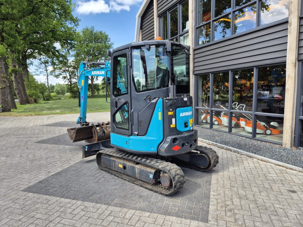 AIRMANN AX33U mididigger - Minikotró: 3 kép. AIRMANN AX33U mididigger - Minikotró: 3 kép.