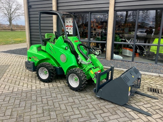AVANT 420 loader - Derékcsuklós rakodó: 5 kép. AVANT 420 loader - Derékcsuklós rakodó: 5 kép.