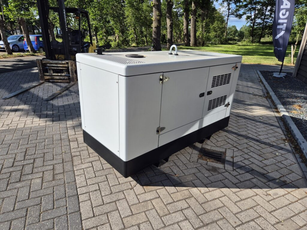 BRINKMAN & NIEMEIJER diesel generator - Áramfejlesztő: 1 kép. BRINKMAN & NIEMEIJER diesel generator - Áramfejlesztő: 1 kép.