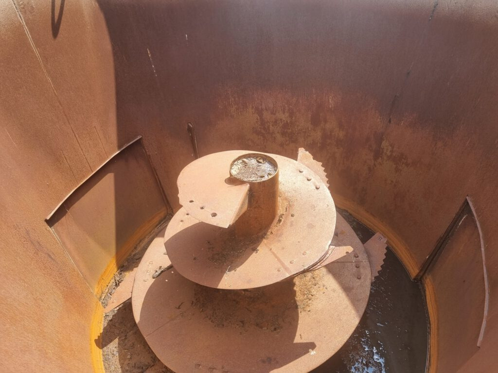 FRASTO Tornado feedwagon 12 m3 - Etetőkocsi: 4 kép. FRASTO Tornado feedwagon 12 m3 - Etetőkocsi: 4 kép.