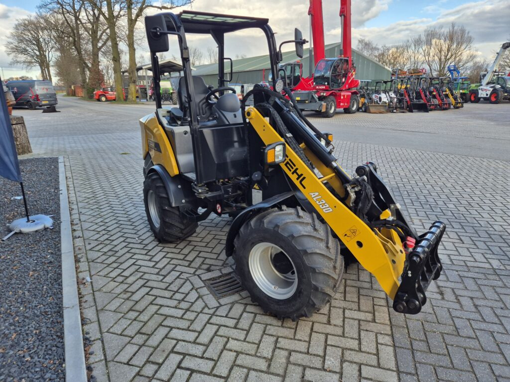 GEHL AL330 loader - Derékcsuklós rakodó: 5 kép. GEHL AL330 loader - Derékcsuklós rakodó: 5 kép.