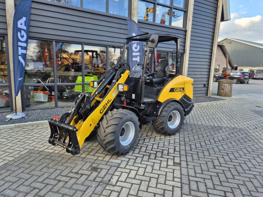 GEHL AL330 loader - Derékcsuklós rakodó: 2 kép. GEHL AL330 loader - Derékcsuklós rakodó: 2 kép.