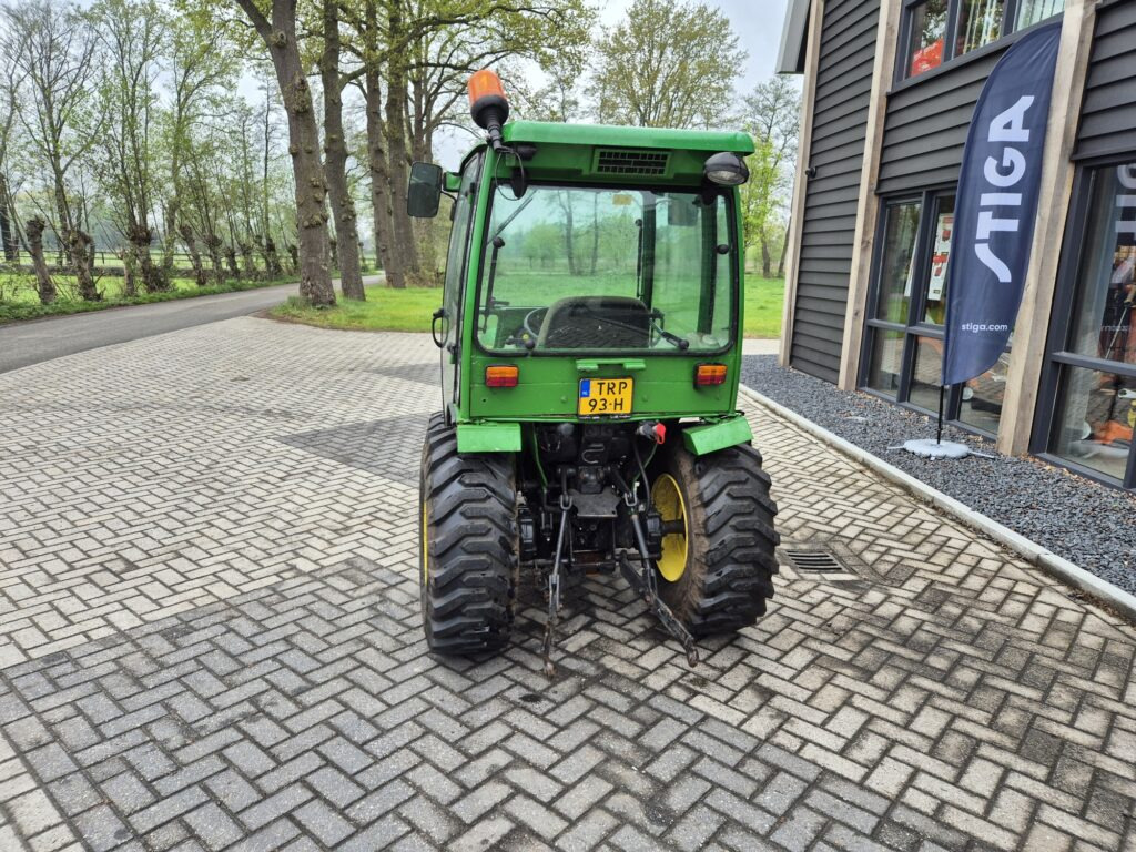 JOHN DEERE 2520 - Kistraktor: 4 kép. JOHN DEERE 2520 - Kistraktor: 4 kép.