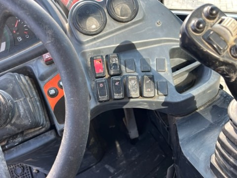 KUBOTA R082 - Gumikerekes homlokrakodó: 5 kép. KUBOTA R082 - Gumikerekes homlokrakodó: 5 kép.