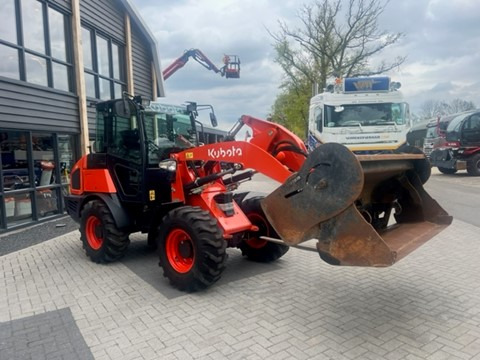 KUBOTA R082 - Gumikerekes homlokrakodó: 2 kép. KUBOTA R082 - Gumikerekes homlokrakodó: 2 kép.
