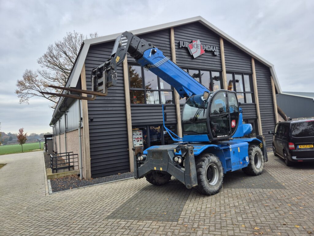 MAGNI RTH 5.21 - Teleszkópos rakodó: 2 kép. MAGNI RTH 5.21 - Teleszkópos rakodó: 2 kép.