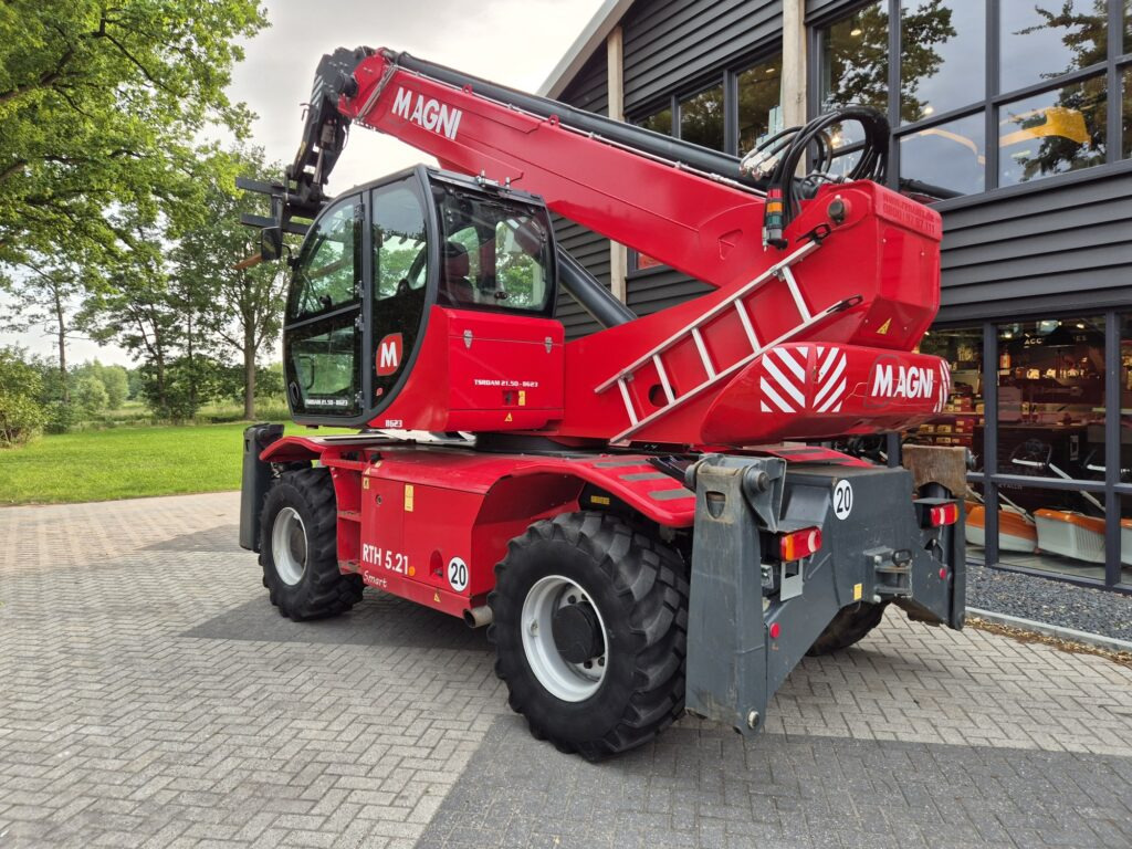 MAGNI RTH 5.21 Smart D/C - Teleszkópos rakodó: 3 kép. MAGNI RTH 5.21 Smart D/C - Teleszkópos rakodó: 3 kép.