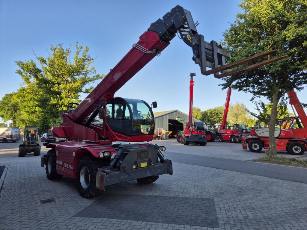 MAGNI RTH 5.25 SH-D/C - Teleszkópos rakodó: 5 kép. MAGNI RTH 5.25 SH-D/C - Teleszkópos rakodó: 5 kép.