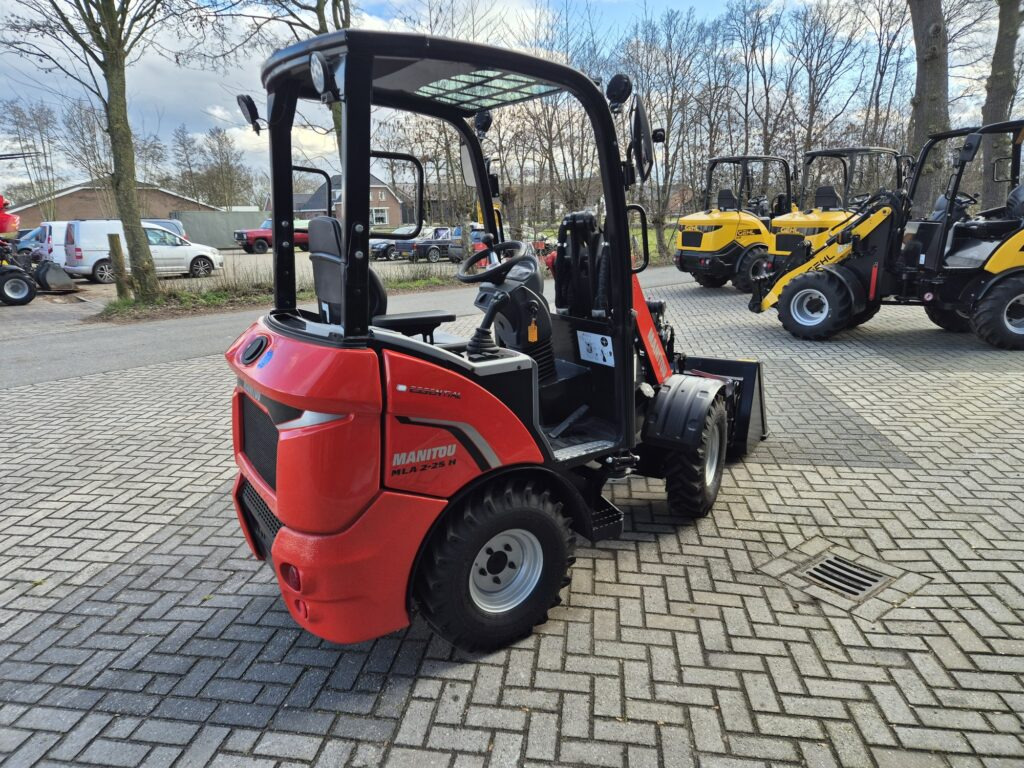 MANITOU MLA 2-25H miniloader - Derékcsuklós rakodó: 3 kép. MANITOU MLA 2-25H miniloader - Derékcsuklós rakodó: 3 kép.