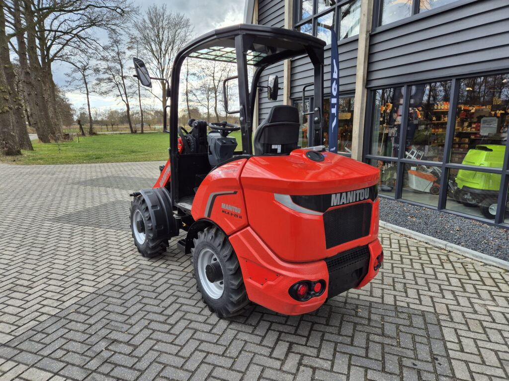 MANITOU MLA 3-25H miniloader - Derékcsuklós rakodó: 3 kép. MANITOU MLA 3-25H miniloader - Derékcsuklós rakodó: 3 kép.