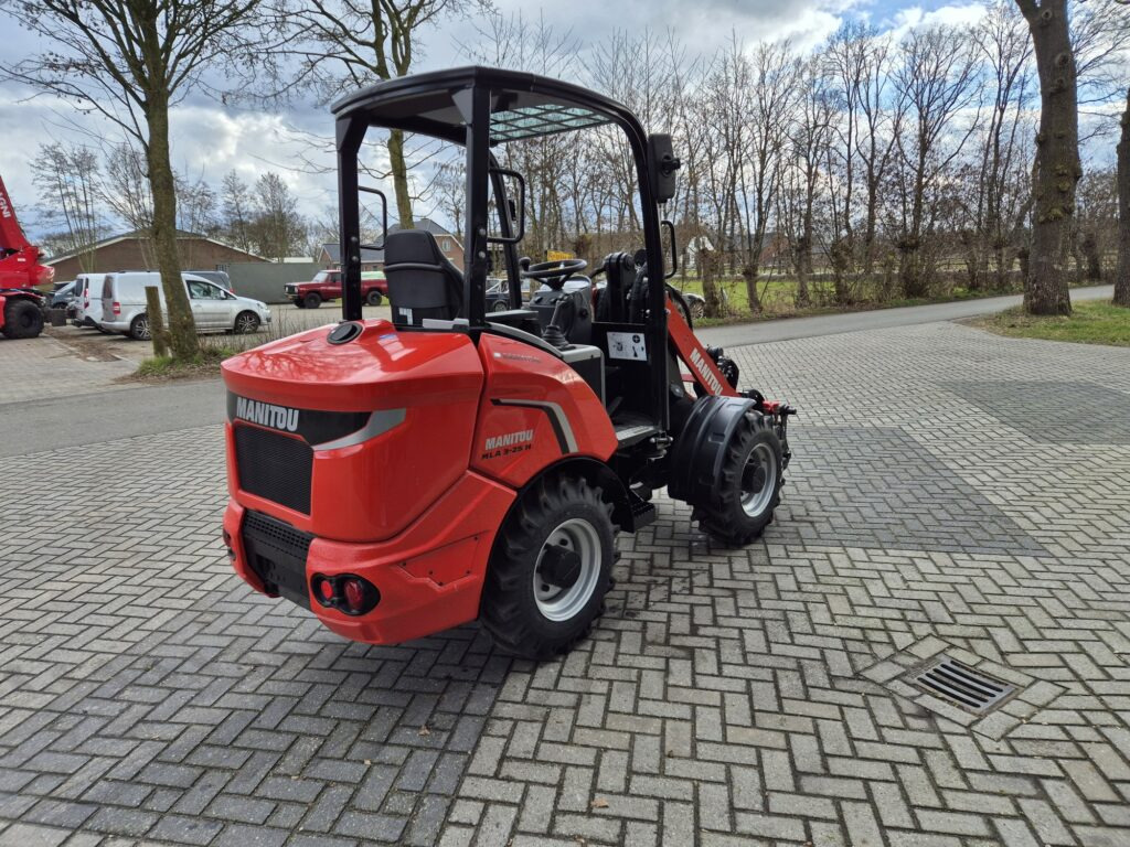 MANITOU MLA 3-25H miniloader - Derékcsuklós rakodó: 5 kép. MANITOU MLA 3-25H miniloader - Derékcsuklós rakodó: 5 kép.