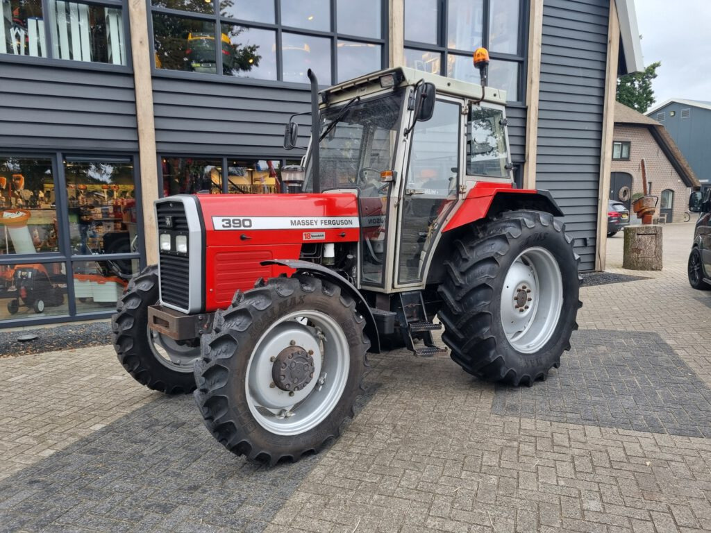 MASSEY FERGUSON 390 - Traktor: 2 kép. MASSEY FERGUSON 390 - Traktor: 2 kép.