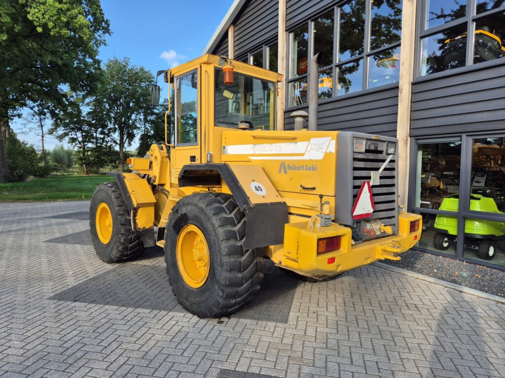 VOLVO L70C - Gumikerekes homlokrakodó: 3 kép. VOLVO L70C - Gumikerekes homlokrakodó: 3 kép.