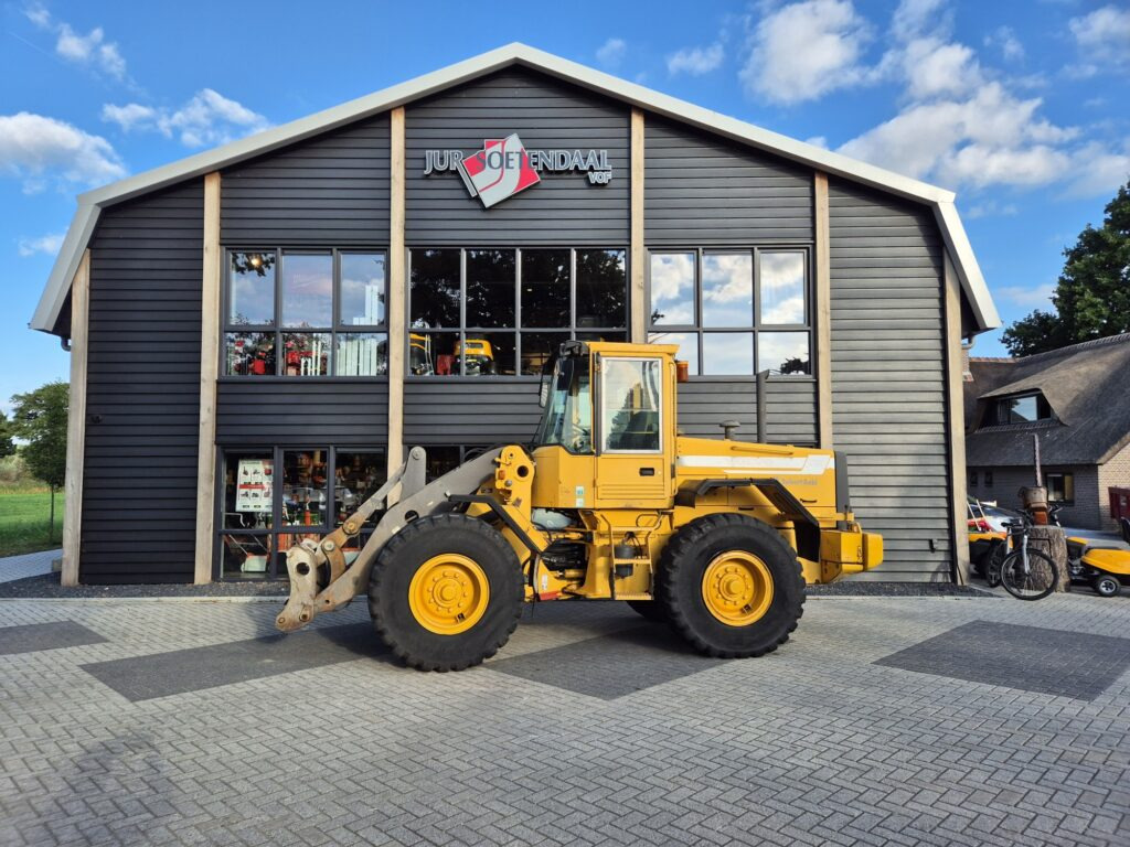 VOLVO L70C - Gumikerekes homlokrakodó: 1 kép. VOLVO L70C - Gumikerekes homlokrakodó: 1 kép.