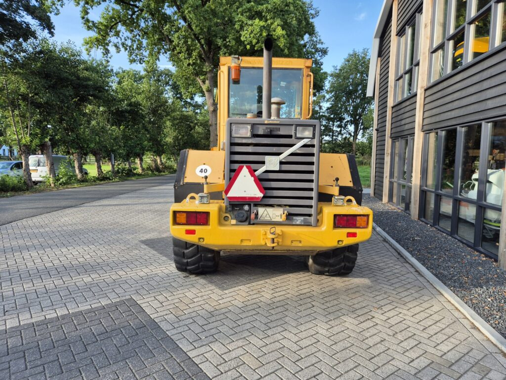 VOLVO L70C - Gumikerekes homlokrakodó: 4 kép. VOLVO L70C - Gumikerekes homlokrakodó: 4 kép.
