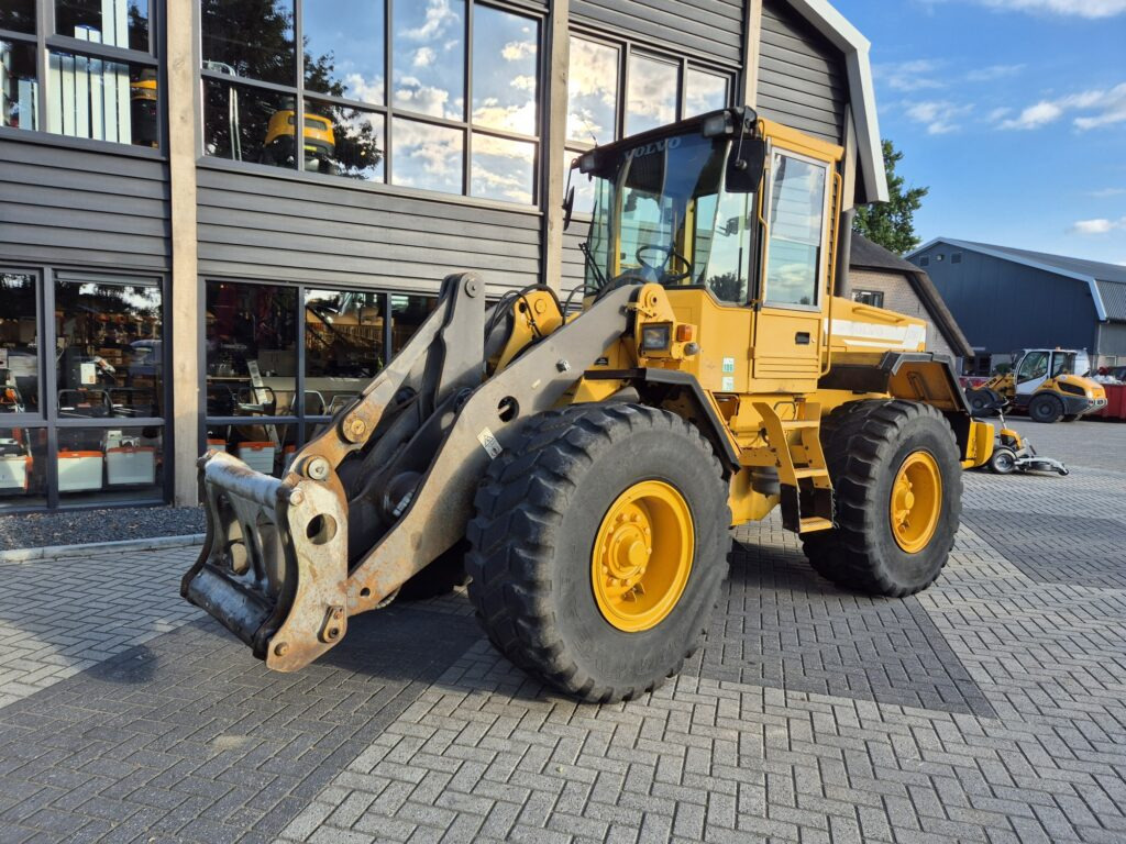 VOLVO L70C - Gumikerekes homlokrakodó: 2 kép. VOLVO L70C - Gumikerekes homlokrakodó: 2 kép.