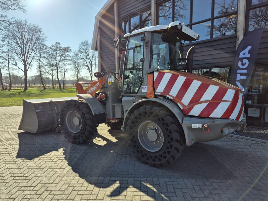 WEYCOR 560 - Gumikerekes homlokrakodó: 3 kép. WEYCOR 560 - Gumikerekes homlokrakodó: 3 kép.