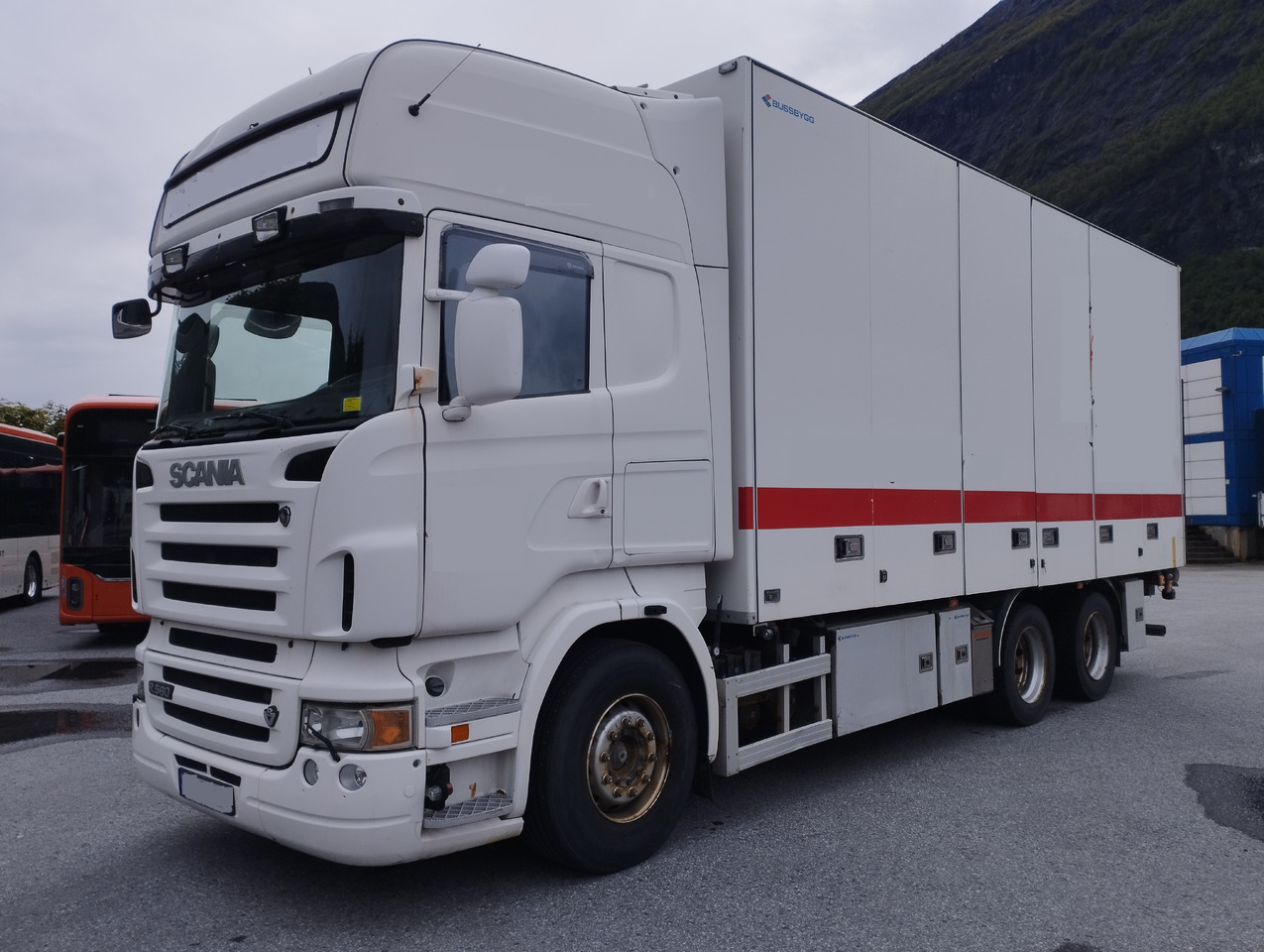 SCANIA R560 6x2,retarder,isolated box - Dobozos felépítményű teherautó: 1 kép. SCANIA R560 6x2,retarder,isolated box - Dobozos felépítményű teherautó: 1 kép.
