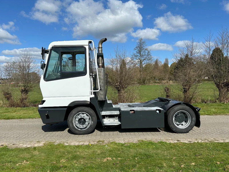 Terberg YT 182 TERBERG | MEGA | CLIMA | LOW HOURS | NEW ENGINE - Terminál targoncá: 2 kép. Terberg YT 182 TERBERG | MEGA | CLIMA | LOW HOURS | NEW ENGINE - Terminál targoncá: 2 kép.