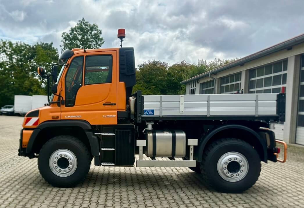 Unimog 530 - U530 405 44301 Mercedes Benz 405 - Többcélú/ Speciális jármű: 2 kép. Unimog 530 - U530 405 44301 Mercedes Benz 405 - Többcélú/ Speciális jármű: 2 kép.