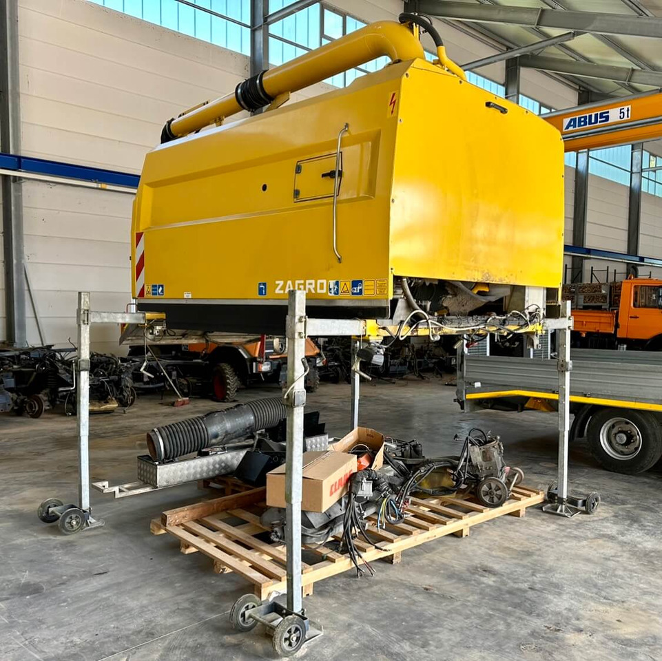 Unimog Aufbaukehrmaschine Trilety SK-370 - Utcaseprő gép: 1 kép. Unimog Aufbaukehrmaschine Trilety SK-370 - Utcaseprő gép: 1 kép.