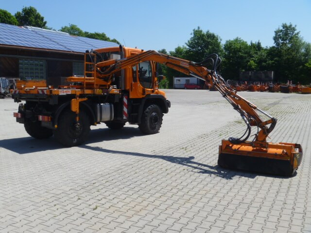 Unimog Aufbaumulcher Gilbers U4008TQ6EMP - Rézsűkasza: 2 kép. Unimog Aufbaumulcher Gilbers U4008TQ6EMP - Rézsűkasza: 2 kép.