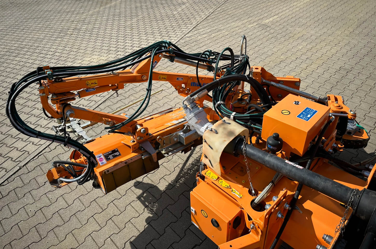 Unimog Leitpfostenausmähgerät / Randstreifenmähger - Rézsűkasza: 3 kép. Unimog Leitpfostenausmähgerät / Randstreifenmähger - Rézsűkasza: 3 kép.