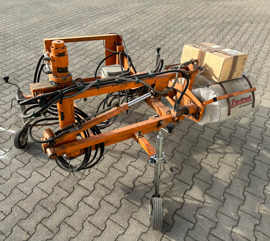 Unimog Leitpfostenwaschgerät Drutzel LWG-U-300 - Ferde seprő: 5 kép. Unimog Leitpfostenwaschgerät Drutzel LWG-U-300 - Ferde seprő: 5 kép.