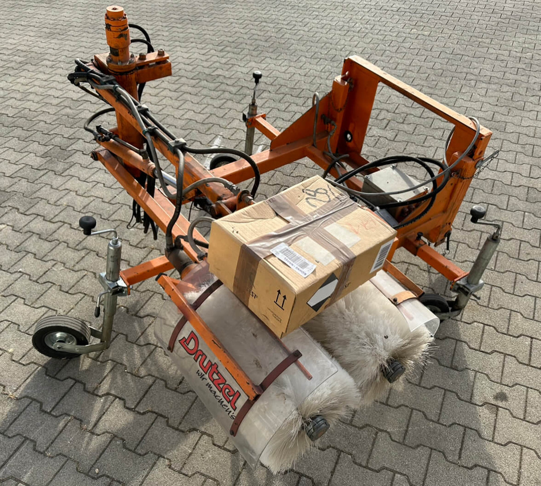 Unimog Leitpfostenwaschgerät Drutzel LWG-U-300 - Ferde seprő: 3 kép. Unimog Leitpfostenwaschgerät Drutzel LWG-U-300 - Ferde seprő: 3 kép.