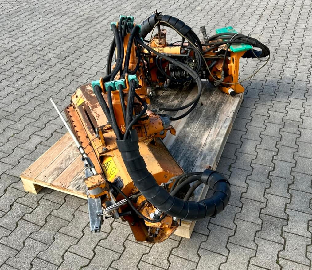 Unimog Randstreifenmulcher Mulag MRK 300 - Rézsűkasza: 3 kép. Unimog Randstreifenmulcher Mulag MRK 300 - Rézsűkasza: 3 kép.
