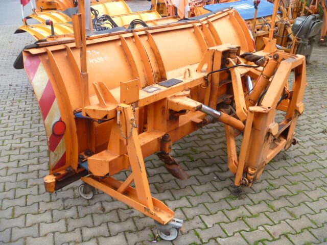 Unimog Schneepflug - Schneeschild Beilhack PV28-3 - Hóeke: 2 kép. Unimog Schneepflug - Schneeschild Beilhack PV28-3 - Hóeke: 2 kép.