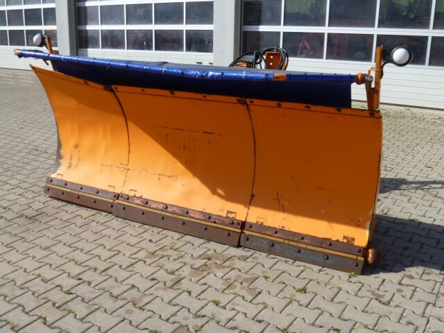 Unimog Schneepflug - Schneeschild Schmidt M30.3 - Hóeke: 2 kép. Unimog Schneepflug - Schneeschild Schmidt M30.3 - Hóeke: 2 kép.