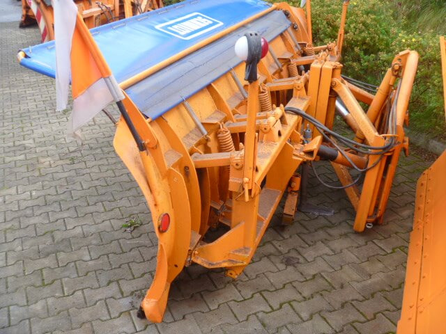 Unimog Schneepflug - Schneeschild Schmidt MF5.3 - Hóeke: 3 kép. Unimog Schneepflug - Schneeschild Schmidt MF5.3 - Hóeke: 3 kép.