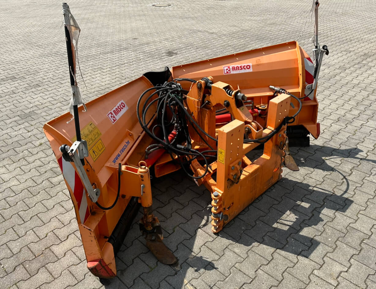 Unimog Schneepflug - Vario Rasco VERTUS 3.2 GB2X3 - Hóeke: 4 kép. Unimog Schneepflug - Vario Rasco VERTUS 3.2 GB2X3 - Hóeke: 4 kép.
