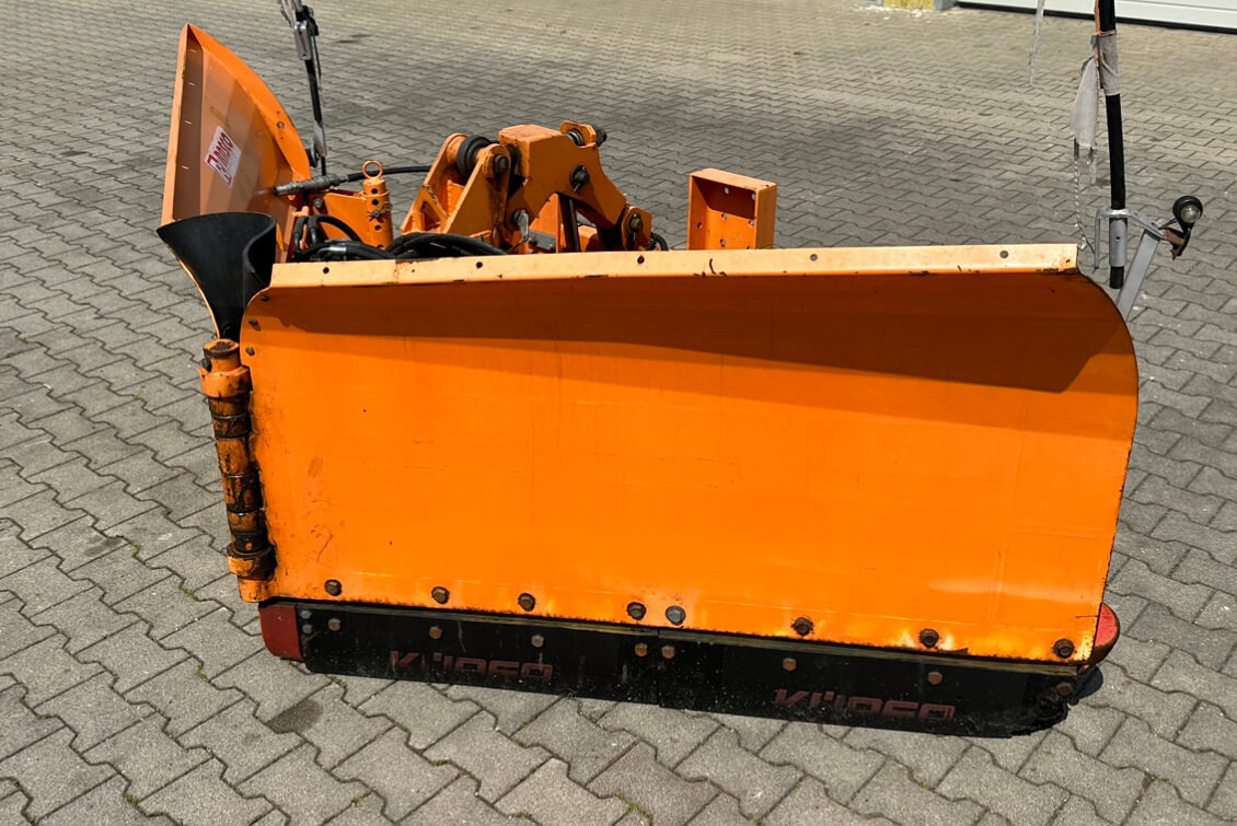 Unimog Schneepflug - Vario Rasco VERTUS 3.2 GB2X3 - Hóeke: 2 kép. Unimog Schneepflug - Vario Rasco VERTUS 3.2 GB2X3 - Hóeke: 2 kép.