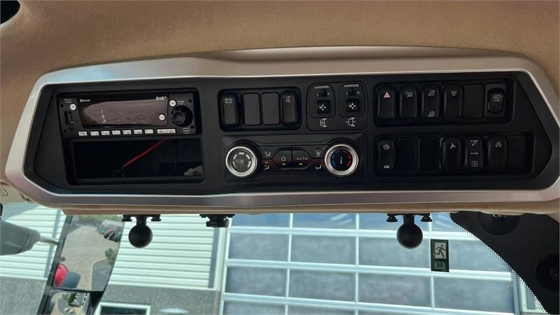 Case IH Optum 300 CVX AFS Connect med frontlift og SafeGua - Traktor: 5 kép. Case IH Optum 300 CVX AFS Connect med frontlift og SafeGua - Traktor: 5 kép.