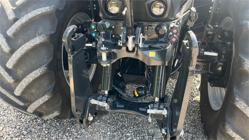 Case IH Optum 300 CVX AFS Connect med frontlift og SafeGua - Traktor: 4 kép. Case IH Optum 300 CVX AFS Connect med frontlift og SafeGua - Traktor: 4 kép.