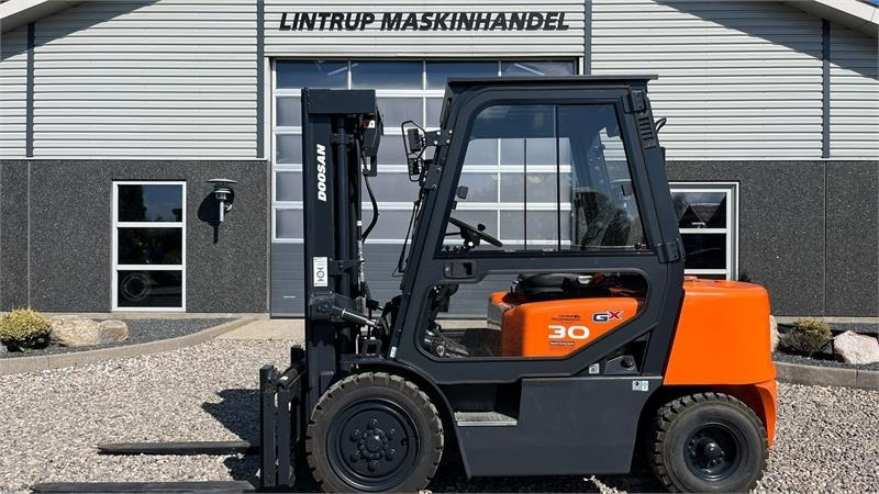 Doosan D30 G med kabine og KUN 57 TIMER FRA NY, MED TIME - Dízel targonca: 1 kép. Doosan D30 G med kabine og KUN 57 TIMER FRA NY, MED TIME - Dízel targonca: 1 kép.