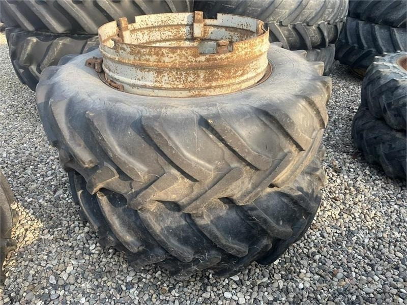 Dunlop 16.9-34 Sølv med ring og 5 Dual låse - Komplett kerék - Mezőgazdasági gépek: 1 kép. Dunlop 16.9-34 Sølv med ring og 5 Dual låse - Komplett kerék - Mezőgazdasági gépek: 1 kép.