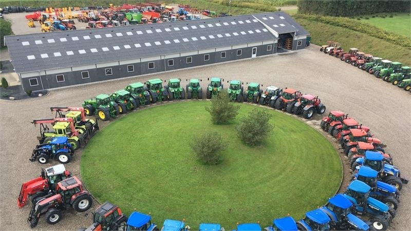 Fendt 828 Profi model. Meget flot traktor med nye fordæ - Traktor: 3 kép. Fendt 828 Profi model. Meget flot traktor med nye fordæ - Traktor: 3 kép.