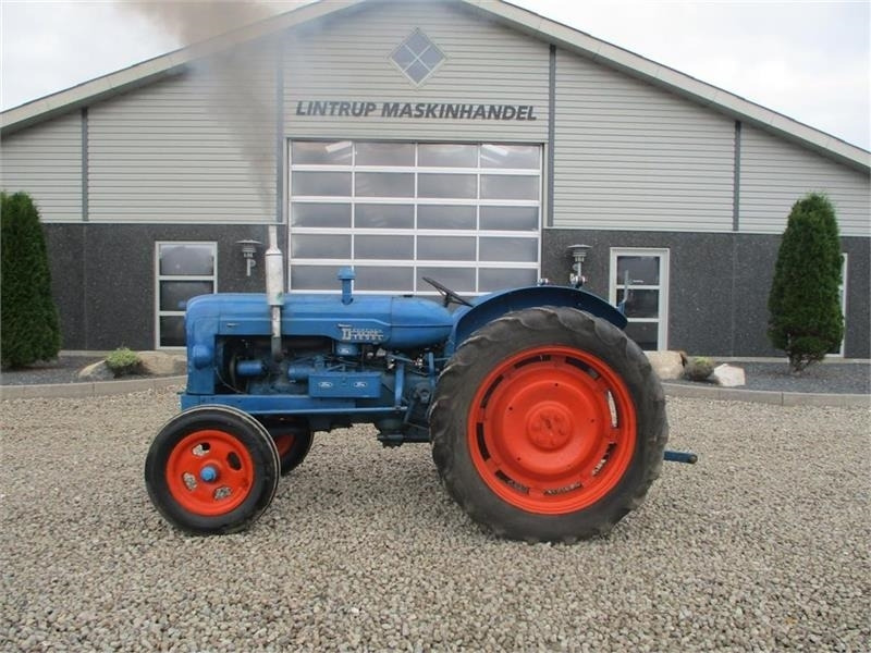 Fordson Major Diesel traktor - Traktor: 1 kép. Fordson Major Diesel traktor - Traktor: 1 kép.