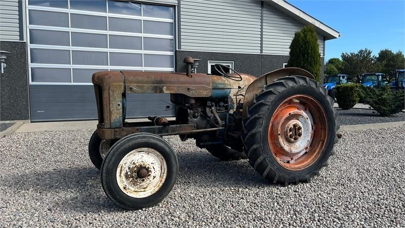 Fordson Major Motoren mangler, men mange god dele. - Traktor: 2 kép. Fordson Major Motoren mangler, men mange god dele. - Traktor: 2 kép.