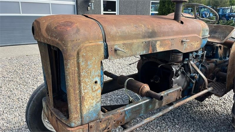 Fordson Major Motoren mangler, men mange god dele. - Traktor: 4 kép. Fordson Major Motoren mangler, men mange god dele. - Traktor: 4 kép.