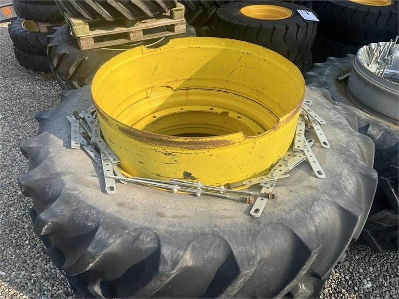 Goodyear 20,8-R42 Gule med ring og låse - Komplett kerék - Mezőgazdasági gépek: 2 kép. Goodyear 20,8-R42 Gule med ring og låse - Komplett kerék - Mezőgazdasági gépek: 2 kép.