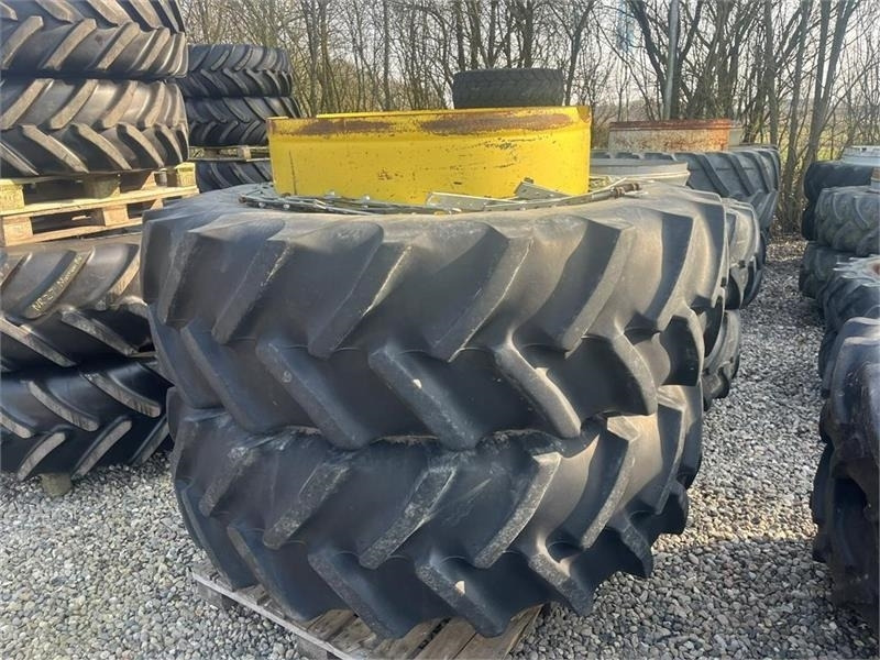 Goodyear 20,8-R42 Gule med ring og låse - Komplett kerék - Mezőgazdasági gépek: 1 kép. Goodyear 20,8-R42 Gule med ring og låse - Komplett kerék - Mezőgazdasági gépek: 1 kép.